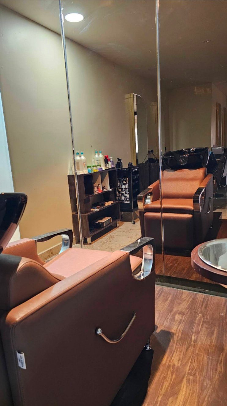 Backwash styling stations at MiST Unisex Salon, Kurnool